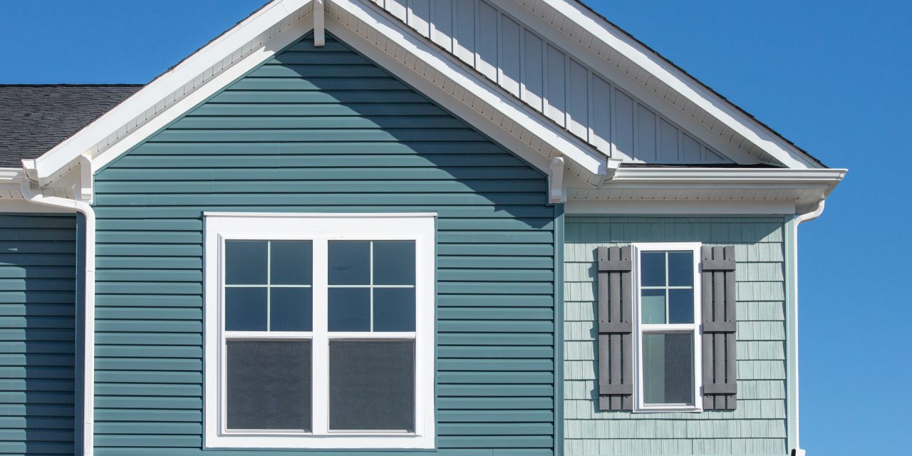 https://www.solidstateconstruction.com/wp-content/uploads/2021/08/wood-look-shake-vinyl-siding-central-mass-1280x640.jpeg