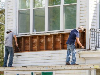 Workers-installing-best-siding-on-older-home