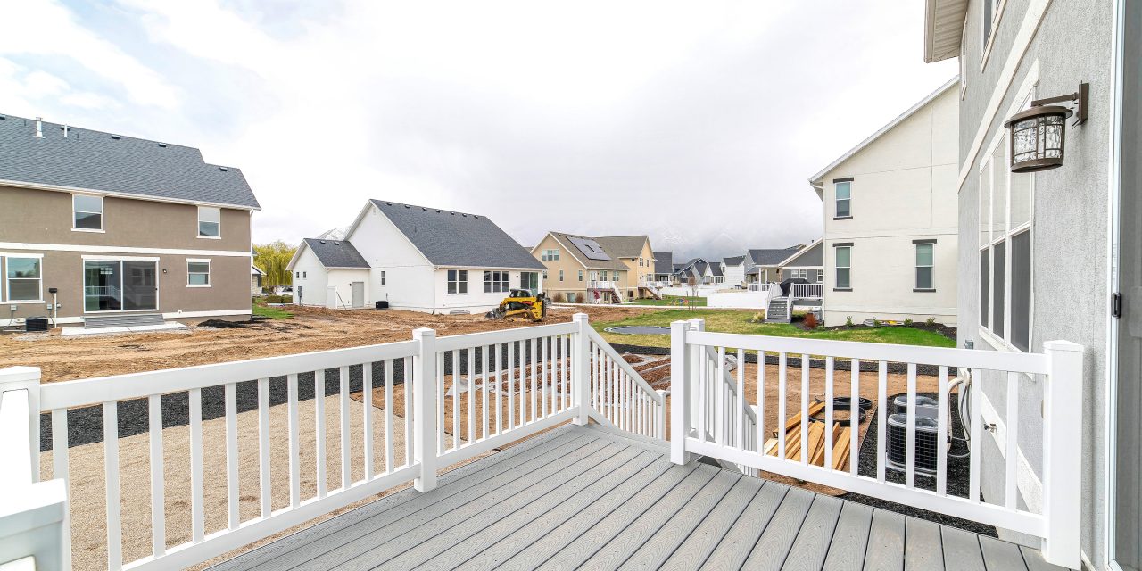 https://www.solidstateconstruction.com/wp-content/uploads/2023/01/central-ma-deck-railing-installation-1280x640.jpg