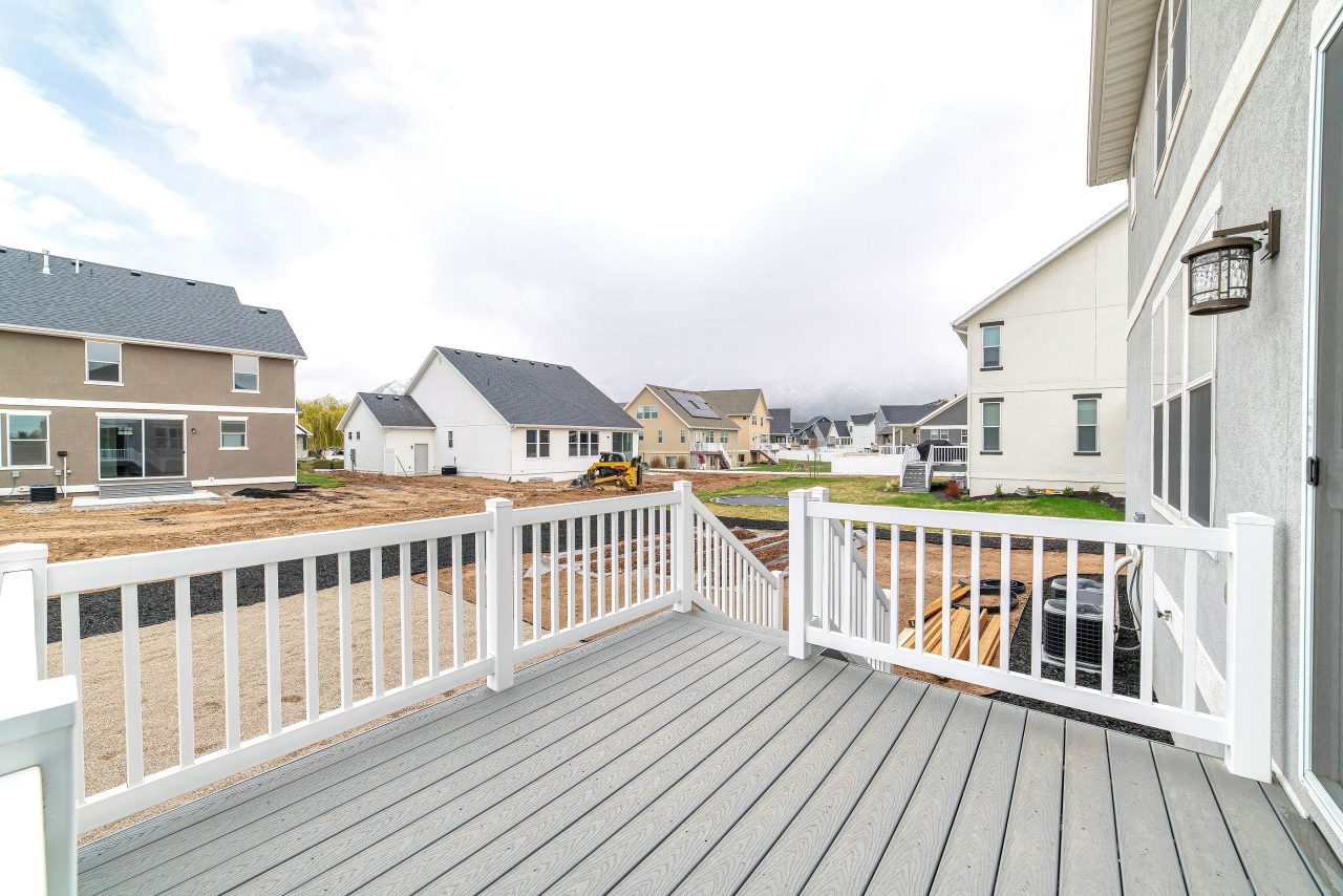 https://www.solidstateconstruction.com/wp-content/uploads/2023/01/central-ma-deck-railing-installation-scaled-1-1280x854.jpg