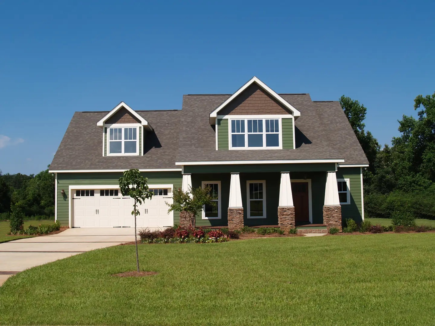 Explore the finest James Hardie siding installation and replacement services in Middlesex County with Solid State Construction. Contact us today to begin!